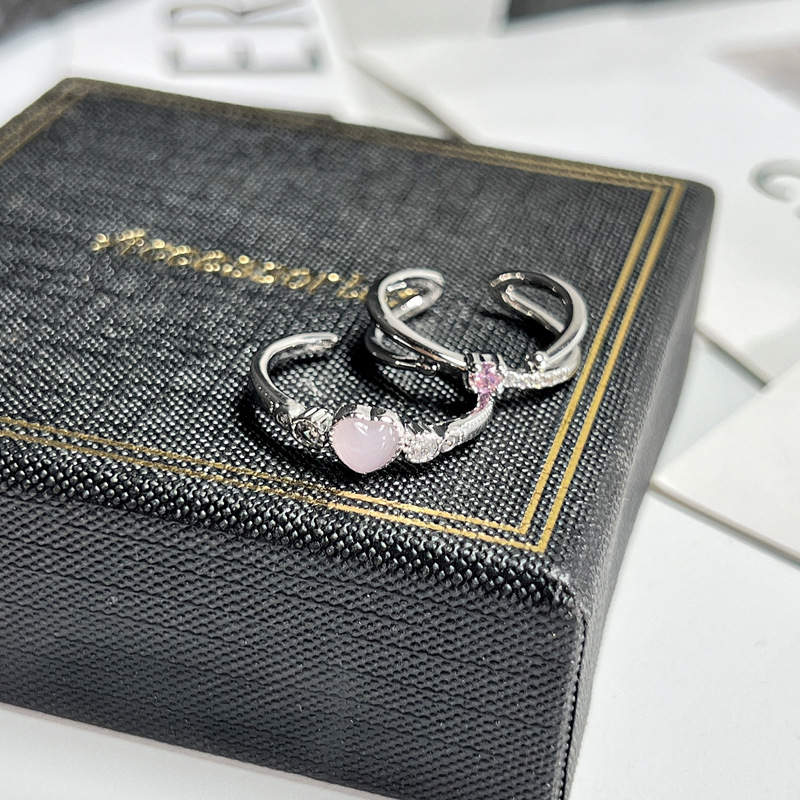 Minimalist pink diamond cross opening ring, a unique design with a heart for women, exudes a sense of sophistication, sweetness, coolness and fashion, making it a trendy index finger ring Application Scenario