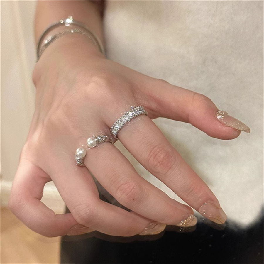A new mid-style twisted pearl open-top ring with a light luxury and high-end feel. It features a niche design and is a trendy index finger ring details Picture