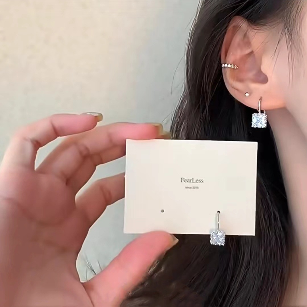 "Rock Sugar" Super shiny small square diamond earrings for women 2025 new style, small and versatile, exquisite and high-end stud earrings Specification drawing