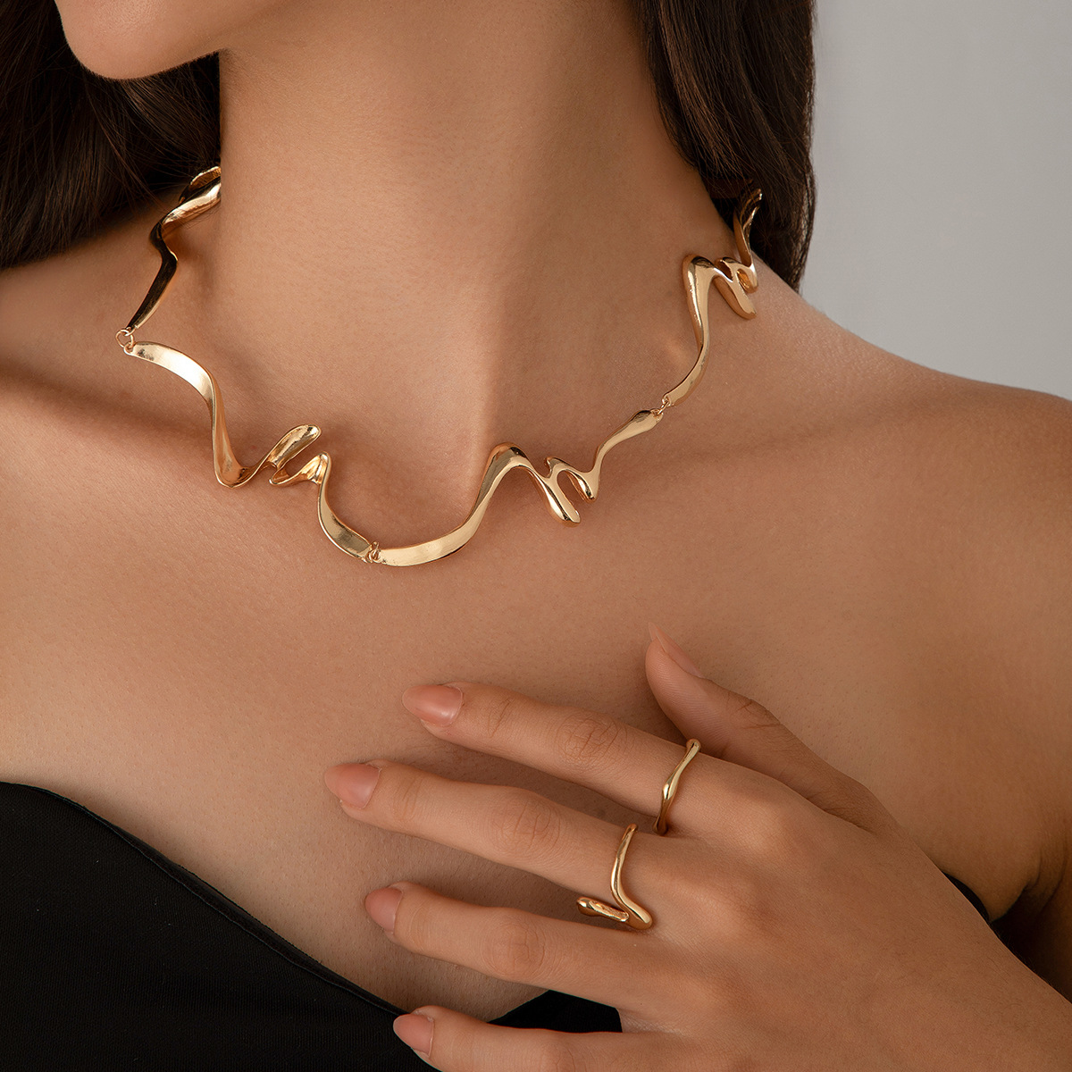 European and American cross-border liquid lava metal texture necklace for women, choker, cold style geometric twisted design sense necklace details Picture