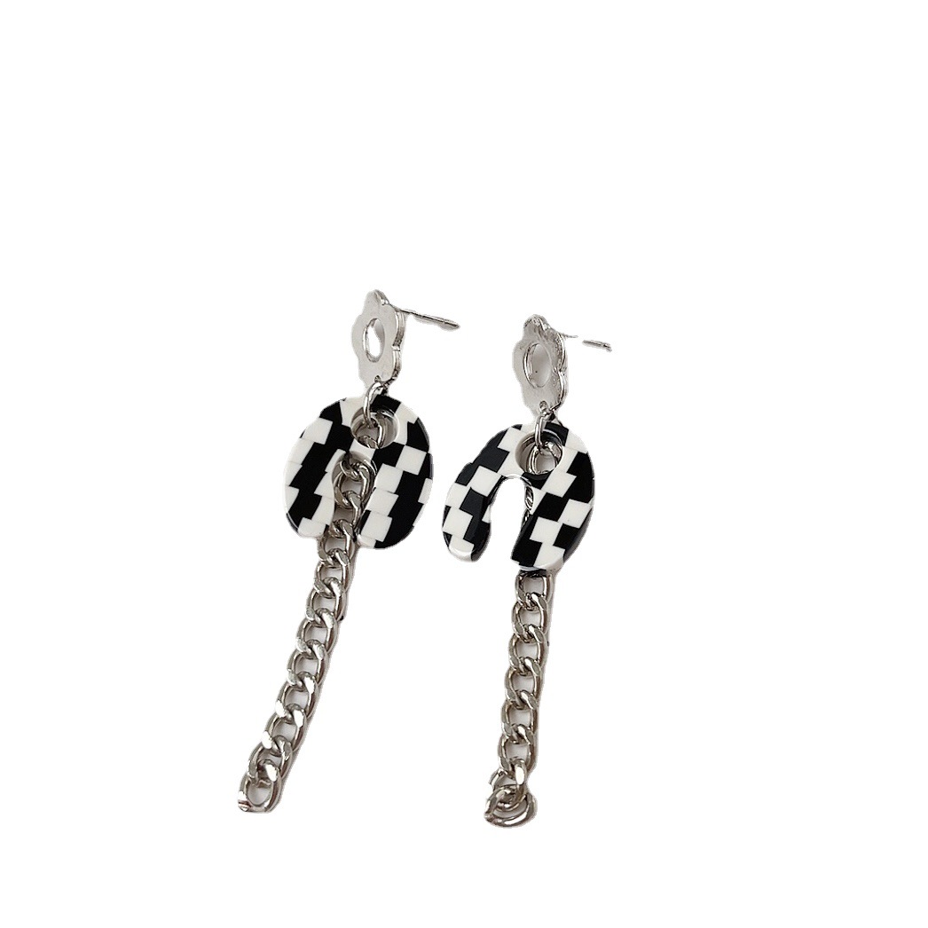 Sweet and cool ins asymmetrical heart-shaped stud earrings for women's fashion, versatile and simple design. Spice Girl group stud earrings, earrings and earrings Application Scenario