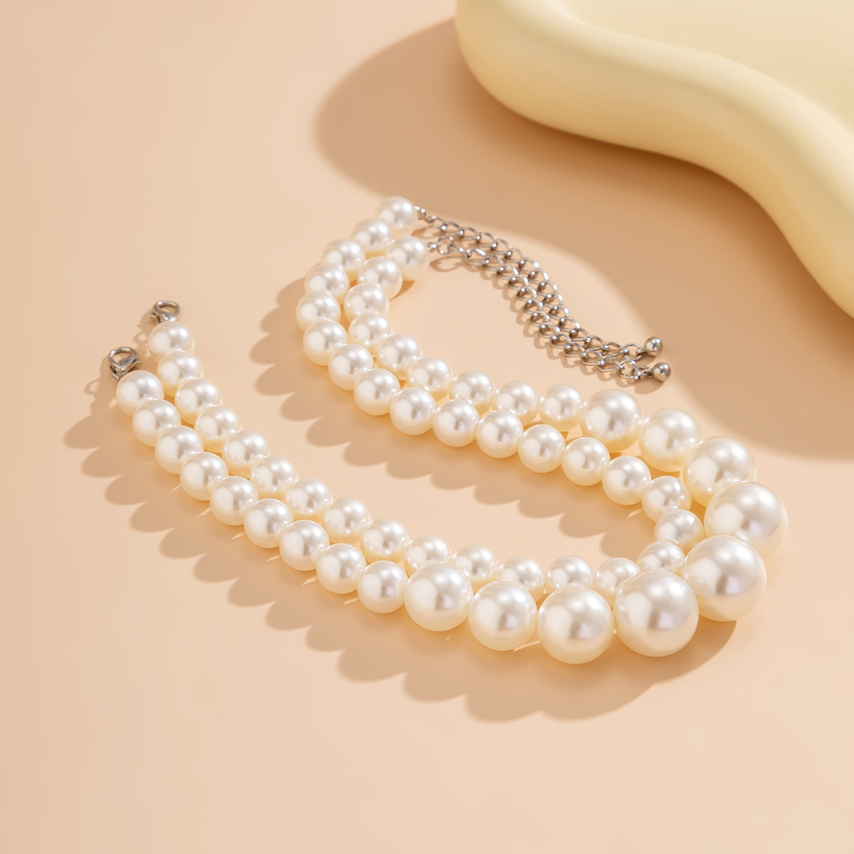 European and American cross-border jewelry, exaggerated large pearl, elegant choker, versatile collarbone chain, multi-layer beaded necklace for women Application Scenario
