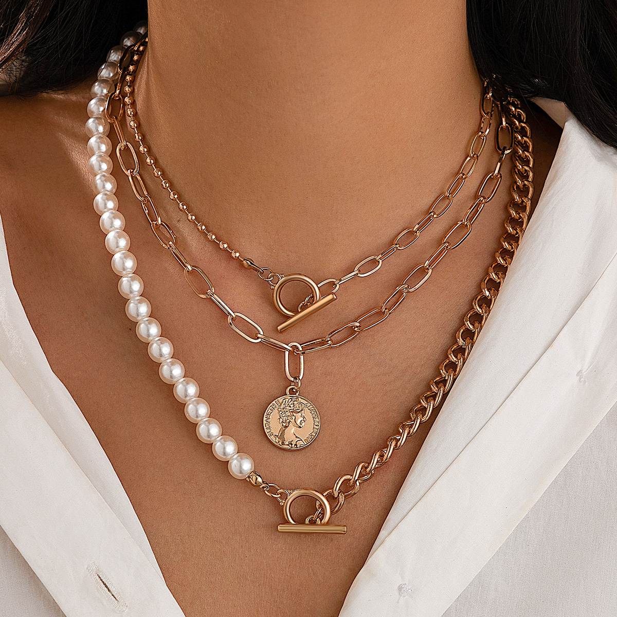 This is an Instagram-style imitation pearl twisted necklace from Europe and America, a versatile geometric round multi-layer collarbone chain details Picture