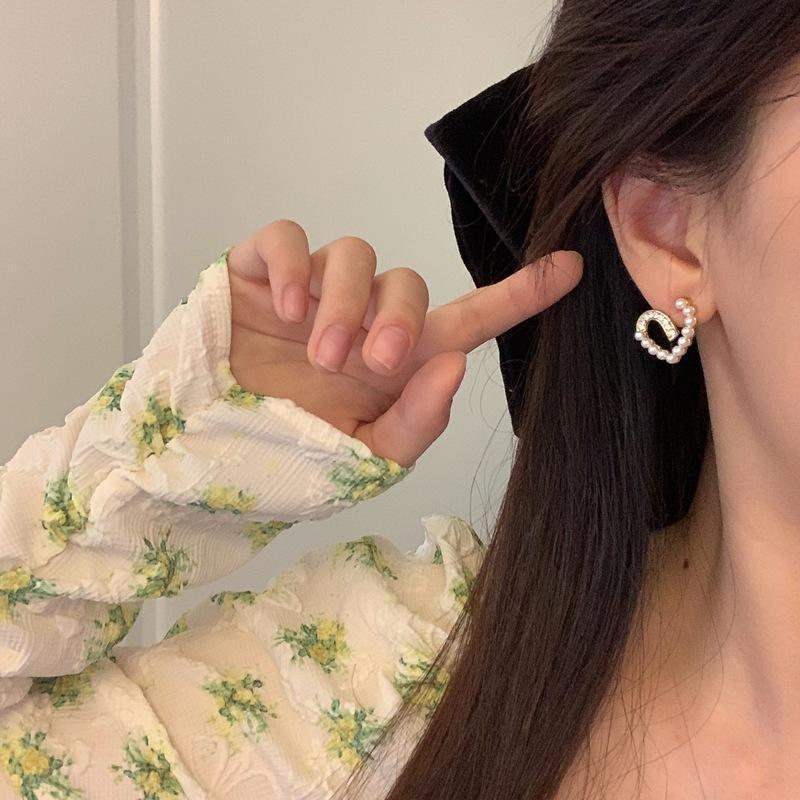 The new 2025 Dongdaemun pearl heart-shaped diamond stud earrings from South Korea are elegant, versatile and have a strong sense of design details Picture