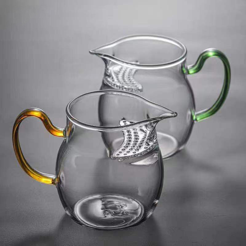 Thickened glass fair cup, Japanese tea sea cup, high borosilicate heat-resistant Gongfu tea set with handle filter, public cup and tea divider Application Scenario
