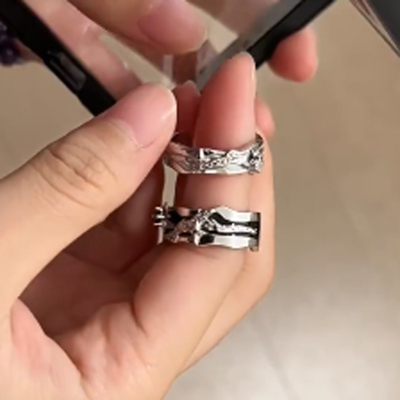 Black and white niche design, light luxury enamel androgynous style couple rings, high-end feel, ins cold style open ring for women full figure