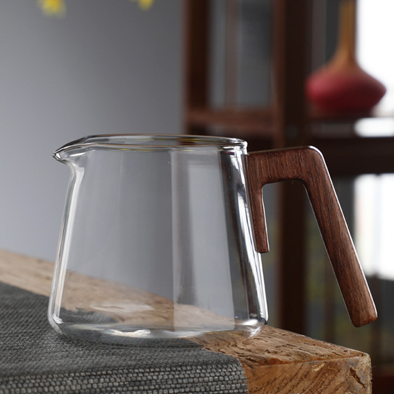 Wholesale thickened wooden handle high borosilicate glass fair cup, high-temperature resistant and open flame heating tea sea cup, household kung fu cup full figure