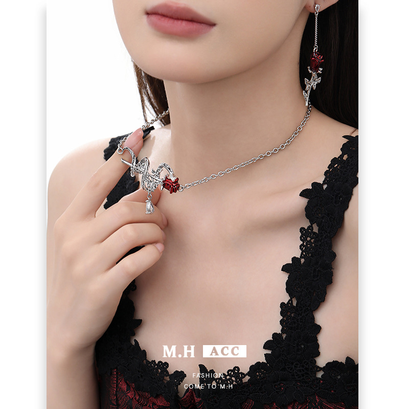 New rose necklace for women, light luxury, niche, ins style, high-end feel, collarbone chain, original design, hot girl pendant full figure
