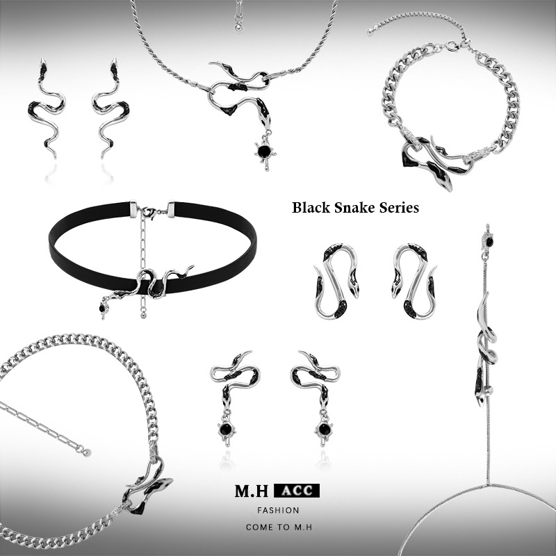 Black spirit snake necklace, versatile for women, ins high-end pendant, light luxury, retro, neutral and cold style collarbone chain full figure