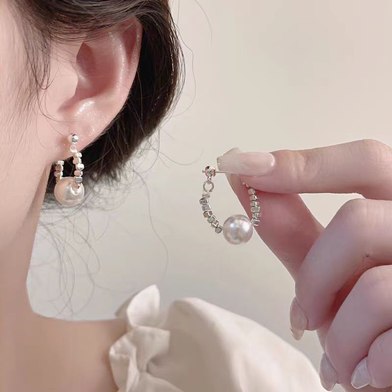 ins Elegant Style ~ Silver Pearl Earrings 2025 New Niche design High-end stud earrings, elegant and light luxury earrings full figure