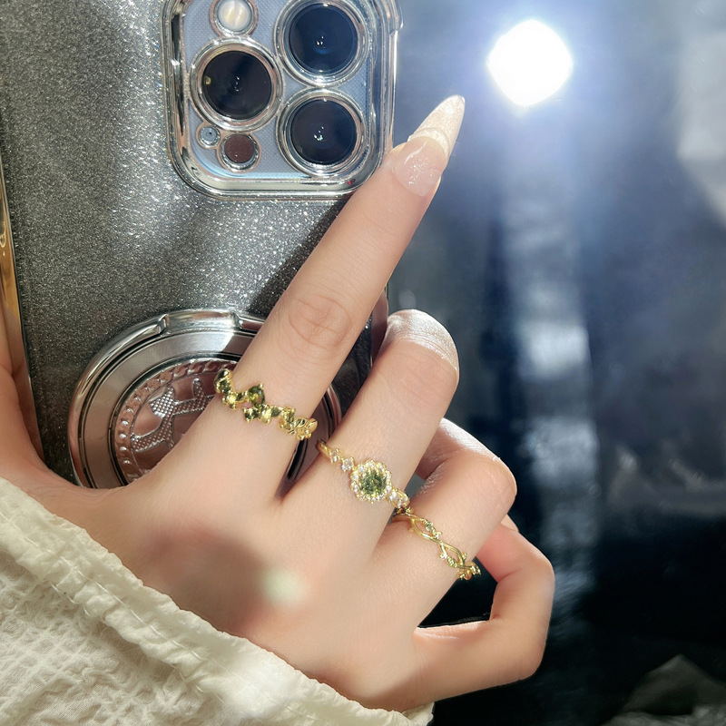 Pure desire style French retro exquisite olive green zircon ring, women's butterfly fashionable geometric light luxury high-end ring full figure