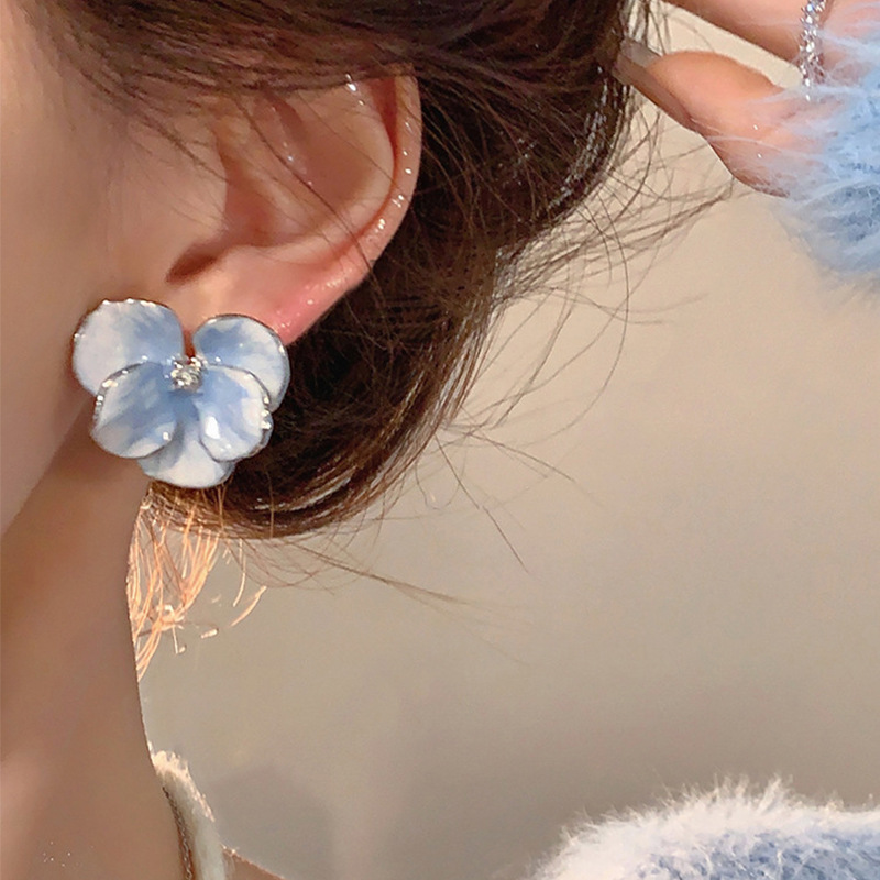 French iris flower earrings with a niche design sense and a high-end feel, retro petal stud earrings, a unique and light luxury accessory for women details Picture