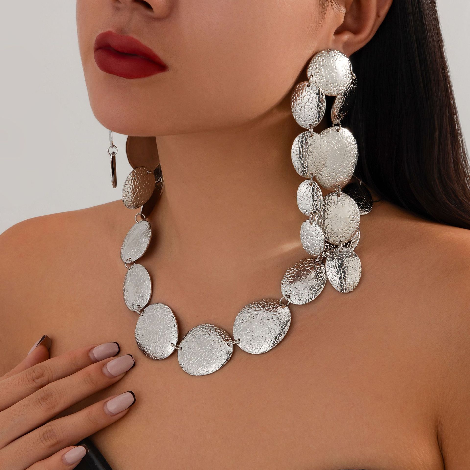 European and American cross-border jewelry fashion oval texture Necklace light luxury style metallic feel Necklace new set Specification drawing