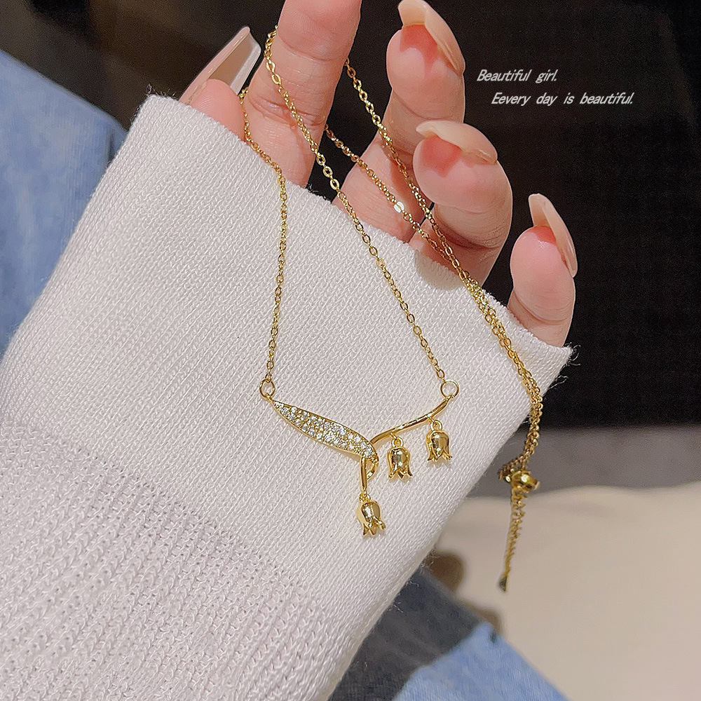 Wholesale of popular 18K gold rose necklace, women's light luxury niche collarbone chain and neck chain, elegant accessories on Douyin full figure