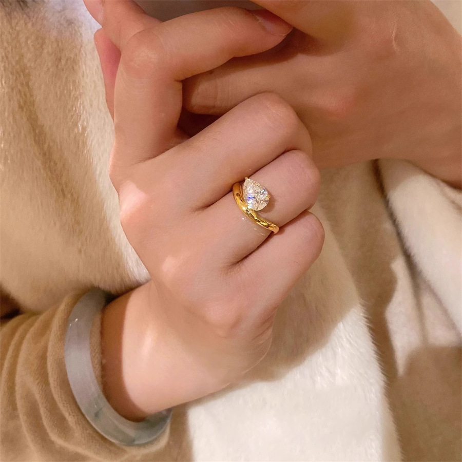 Ins-style golden teardrop zircon ring, a delicate and retro index finger ring for women, with a light luxury and high-end feel, a niche and versatile ring Specification drawing