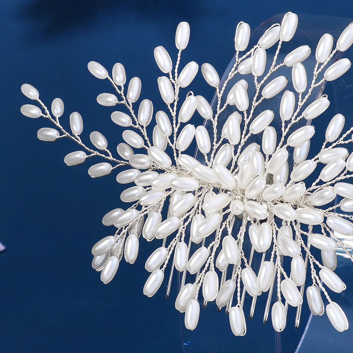 European and American cross-border bride pearl hair comb, wedding banquet ancient-style headwear, bride's updo hair accessory, gold hand-inserted comb Application Scenario