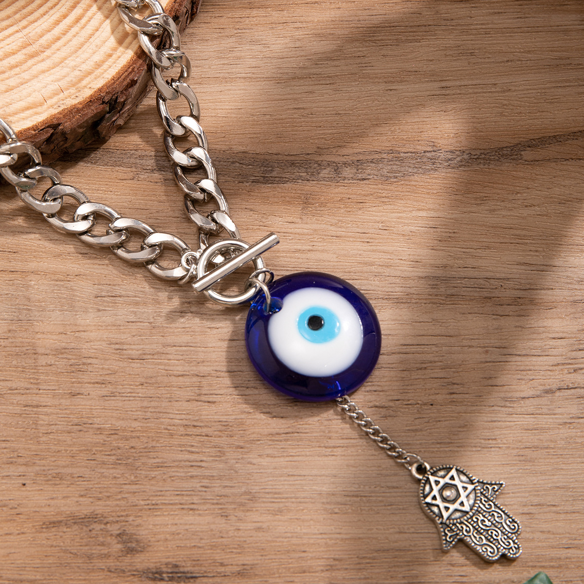 European and American cross-border accessories, punk women's metal Gothic style accessories, collarbone chain, foreign trade devil blue eye necklace Application Scenario