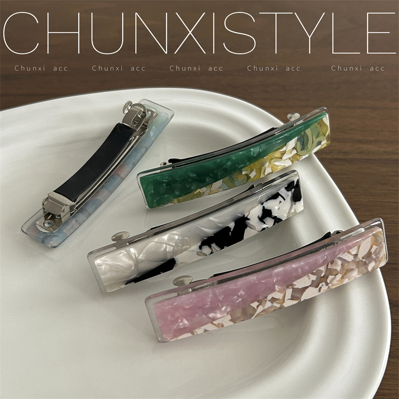 Korean-style simple acetate board hair clips, fashionable marble-patterned hair clips, bangs, broken hair edge clips, oil painting style hair accessories for women Application Scenario