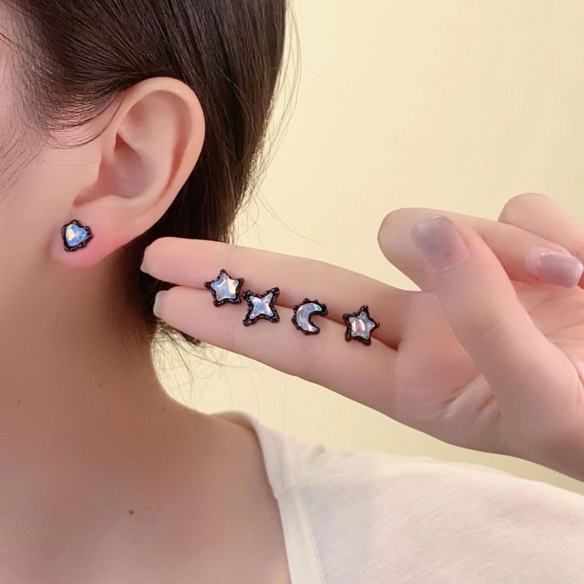 Four star, moon and water ripple ear studs are versatile and suitable for daily use. They are exquisite, sweet and cool, and feature a niche design for girls details Picture