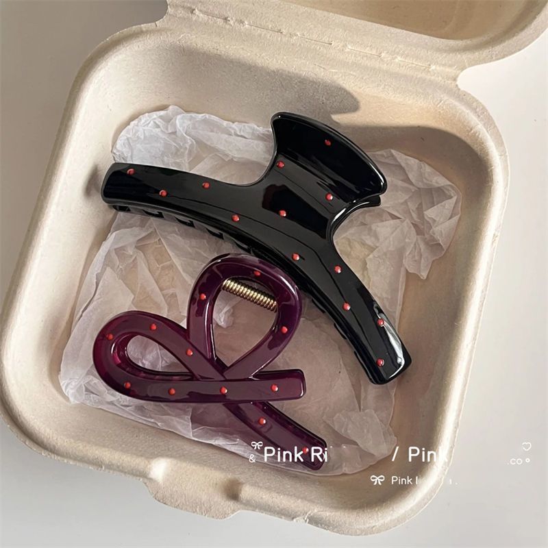 The versatile Anke red polka dot scratch-off clip has an excellent texture. The shark clip exudes a high-end feel and is a retro hair clip accessory full figure