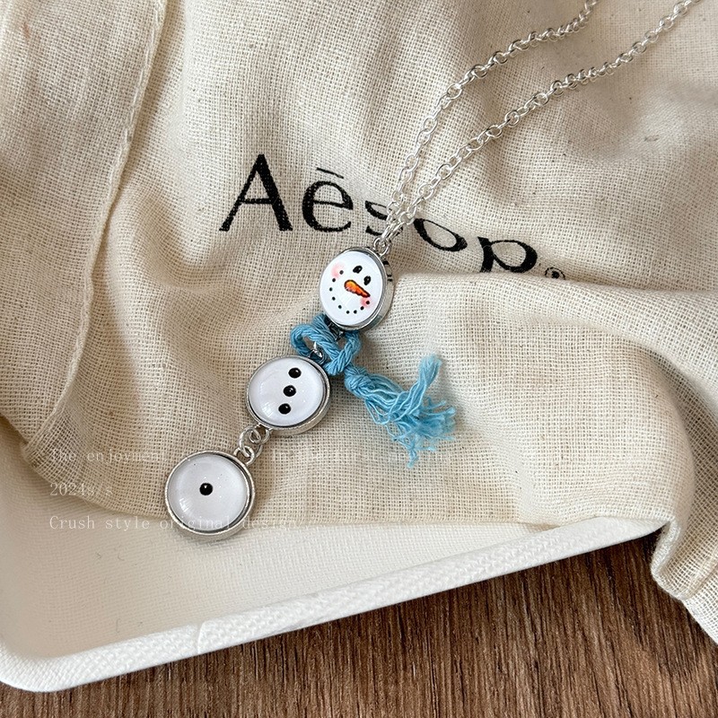 Autumn and winter design sense white snowman button necklace for women, simple, cute, retro and fashionable Christmas sweater chain Specification drawing