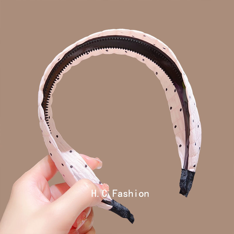 Wide-brimmed black and white polka dot small floral hair band for pressing hair and washing face, high-end, fashionable and stylish headband, new hair accessory Application Scenario