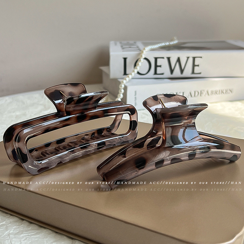 Leopard print hairpin women's hair accessory, with a large amount of hair, the back of the head, the updo hair clip, large size, high-end and elegant, shark clip headwear Application Scenario