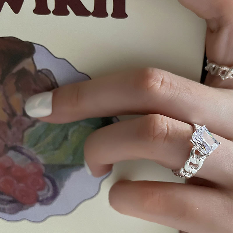 A new heart-shaped, fashionable and cold style ring with an open design from Dongdaemun, South Korea Application Scenario