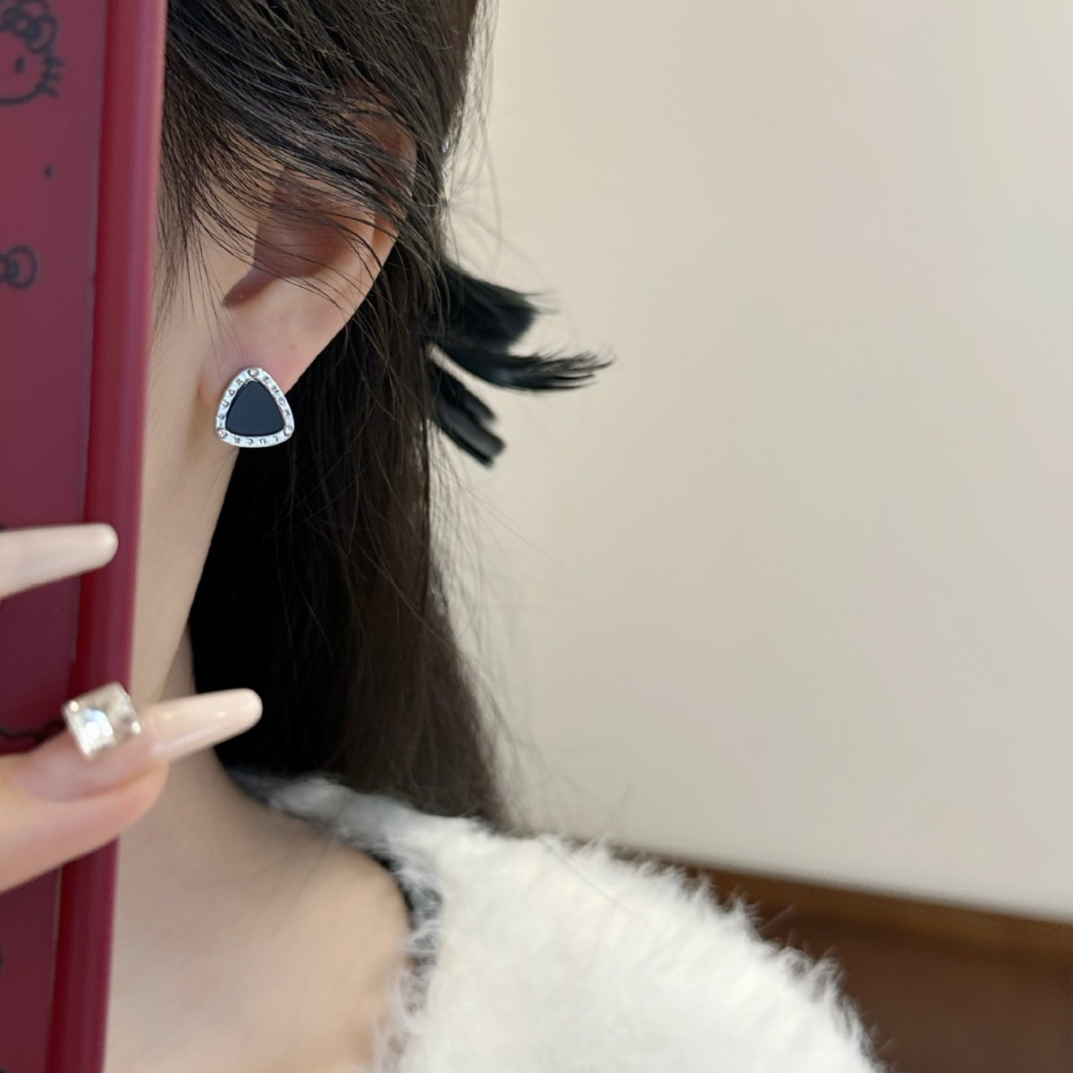 Black triangular stud earrings for women, new style in 2025, trendy and simple style, Korean cold style earrings, high-end earrings Specification drawing