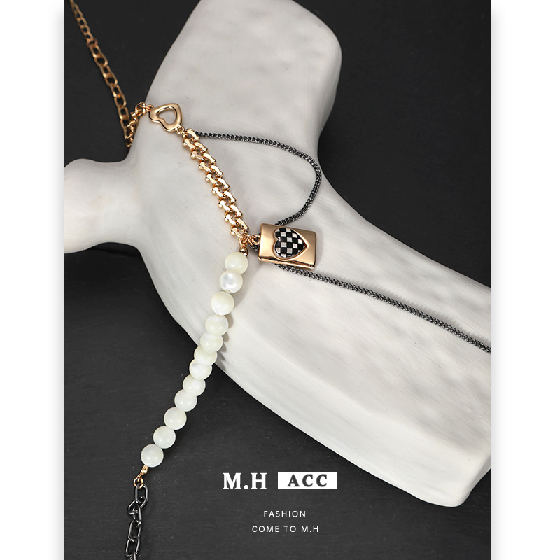 Original checkerboard heart-shaped necklace for women, simple design, collarbone chain, beaded splicing, fashionable and high-end commuting necklace Application Scenario