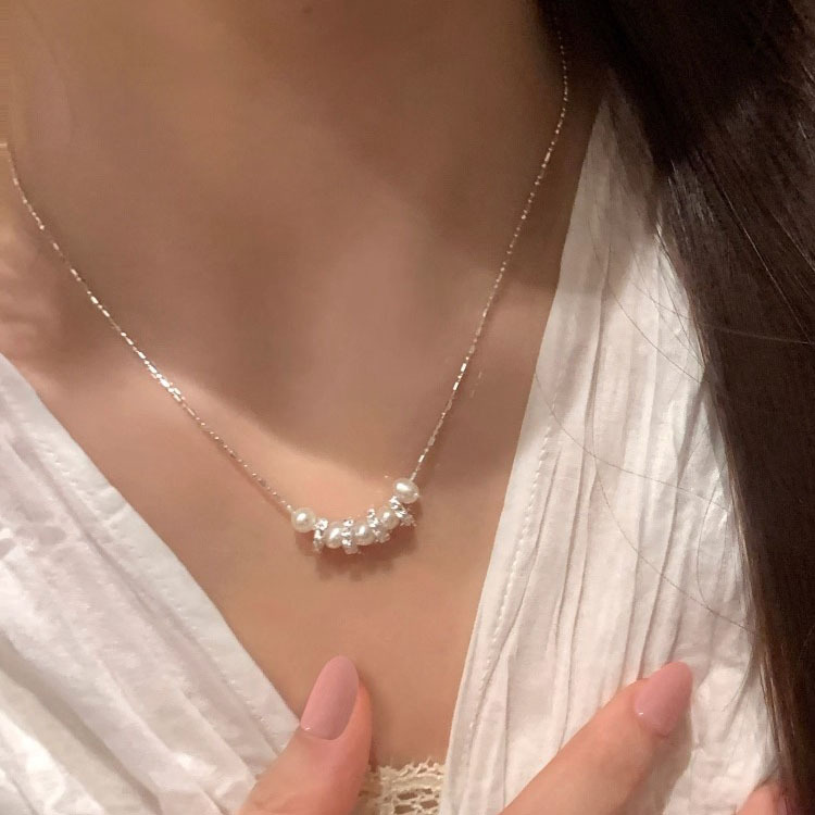 A new French minimalist freshwater pearl necklace with a light luxury and niche style, exuding a sense of sophistication. It is a versatile necklace and collarbone chain full figure