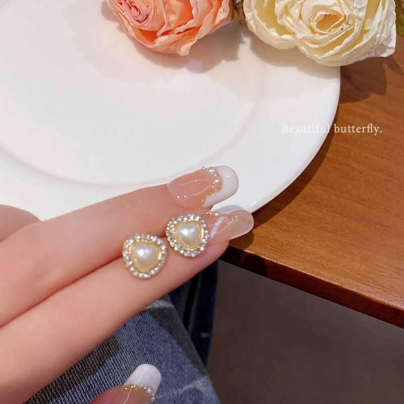 S925 silver needle exquisite micro-inset heart-shaped pearl earrings, fashionable, small and versatile stud earrings, stylish and internet-famous earrings wholesale Application Scenario