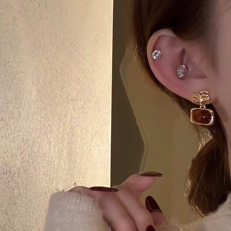 Who could not love it? Maillard amber earrings for autumn and winter, French retro, elegant and stylish, with a niche design and resin stud earrings details Picture