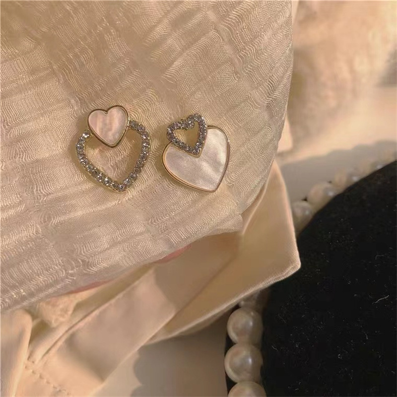 Korean gentle and sweet asymmetrical heart-shaped earrings, a niche design with a sense of sophistication and elegance, are elegant stud earrings and accessories for women Specification drawing