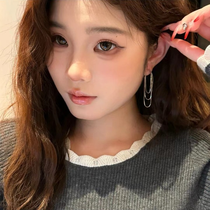 The retro multi-layer chain back-hanging earrings make a round face look slimmer and exude a sense of sophistication. The niche design of the stud earrings is simple and fashionable Application Scenario