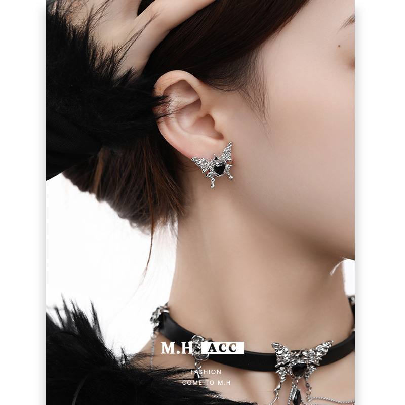 Black heart-shaped butterfly earrings with a niche design sense, a high-end winter look. 925 silver needle stud earrings, fashionable and individual details Picture