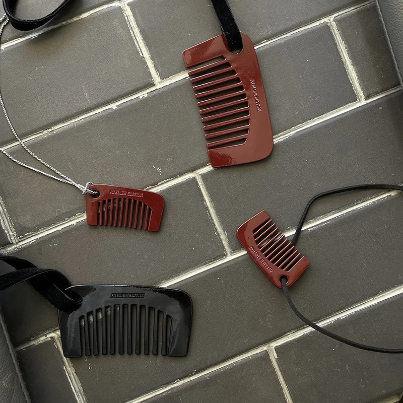 A Korean blogger's small comb necklace, long pendant, black and Burgundy sweater chain, a trendy accessory, is a niche design for women Specification drawing
