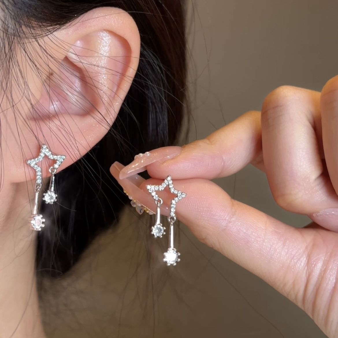 A must-have for sweet girls! Star diamond-encrusted stud earrings, a high-end Instagram-style design, star pendants, and girlish heart earrings details Picture