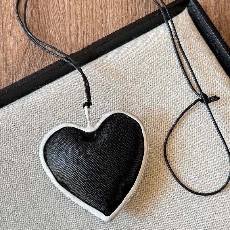 The black and white heart-shaped necklace with the same color as the blogger, a versatile collarbone chain for women's fashion on Instagram, and a sweater chain with a strong atmosphere for autumn and winter Item Picture