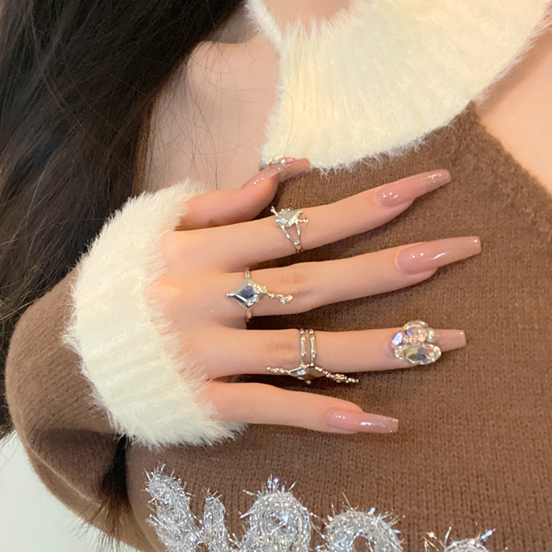 A trendy, cool and high-end ring for women with an irregular liquid rhombic star-shaped ring stacked on top Specification drawing