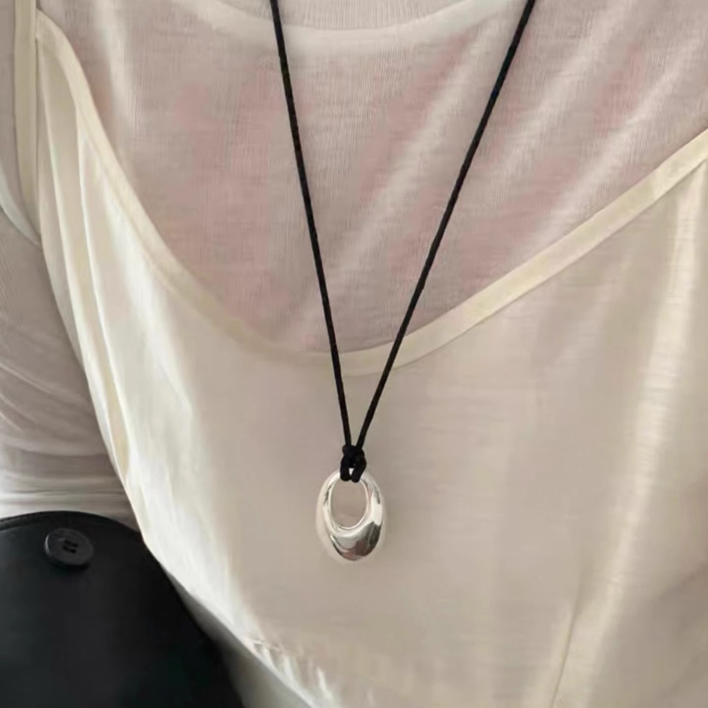 This is a long black rope bean necklace with a touch of luxury and sophistication for women, featuring a unique leather rope collarbone chain Specification drawing