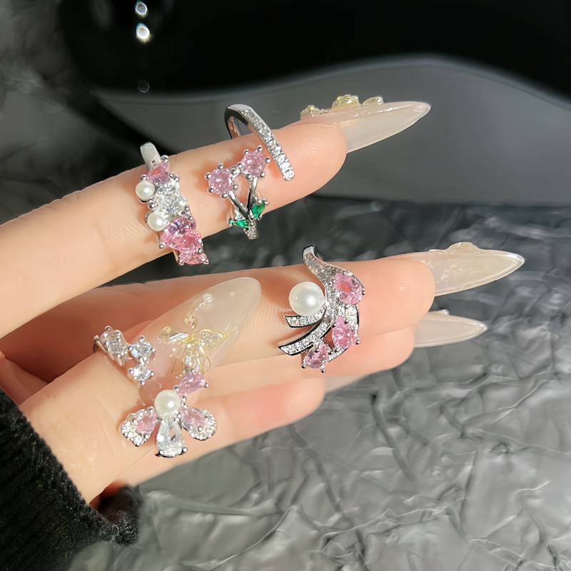 Sweet pink diamond, elegant flower heart, light luxury and high-end feel ring, women's Instagram, cold style, niche design sense ring full figure