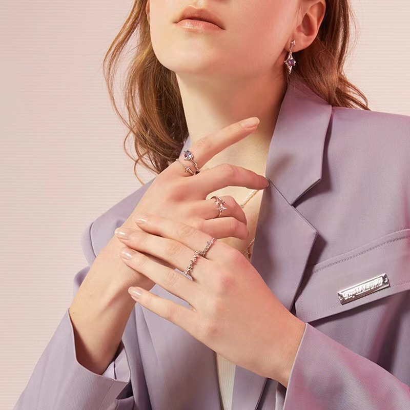 This is a niche design with a unique gradient heart-shaped zircon flash diamond starlight index finger ring. It exudes a feminine and high-end vibe with an ins style Specification drawing