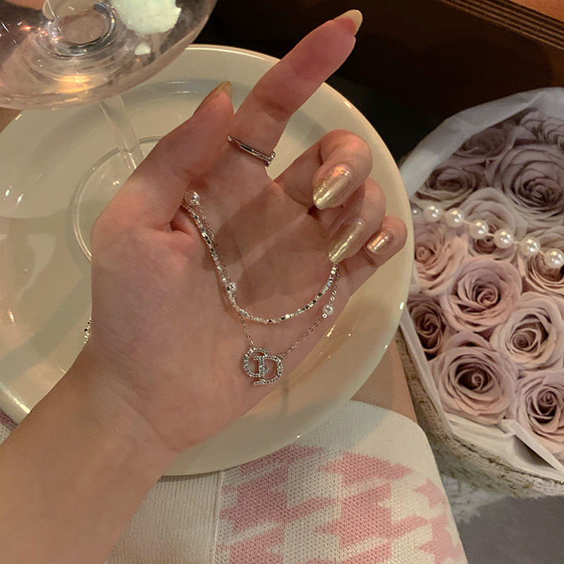 The letter CD double-layer design necklace is a light luxury and niche pearl collarbone chain, sweater chain and neck chain accessory for girls Application Scenario