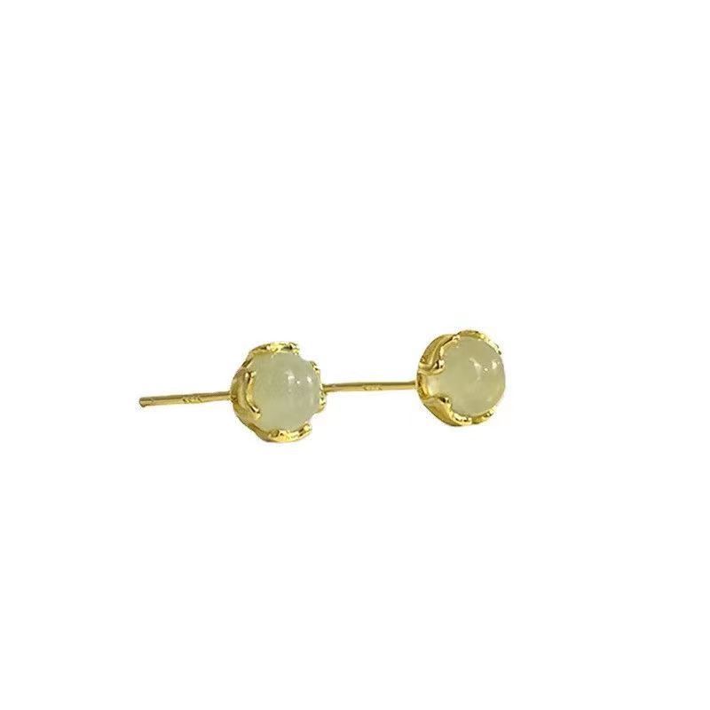 Light green small stud earrings for women, retro French style, high-end and elegant, cold style earrings, simple and versatile earrings Item Picture