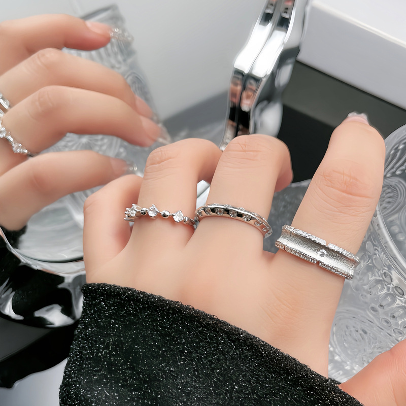 This is a fashionable Italian court-style niche ring with a brushed finish. It is adjustable for women and features a light luxury and exquisite layering design full figure