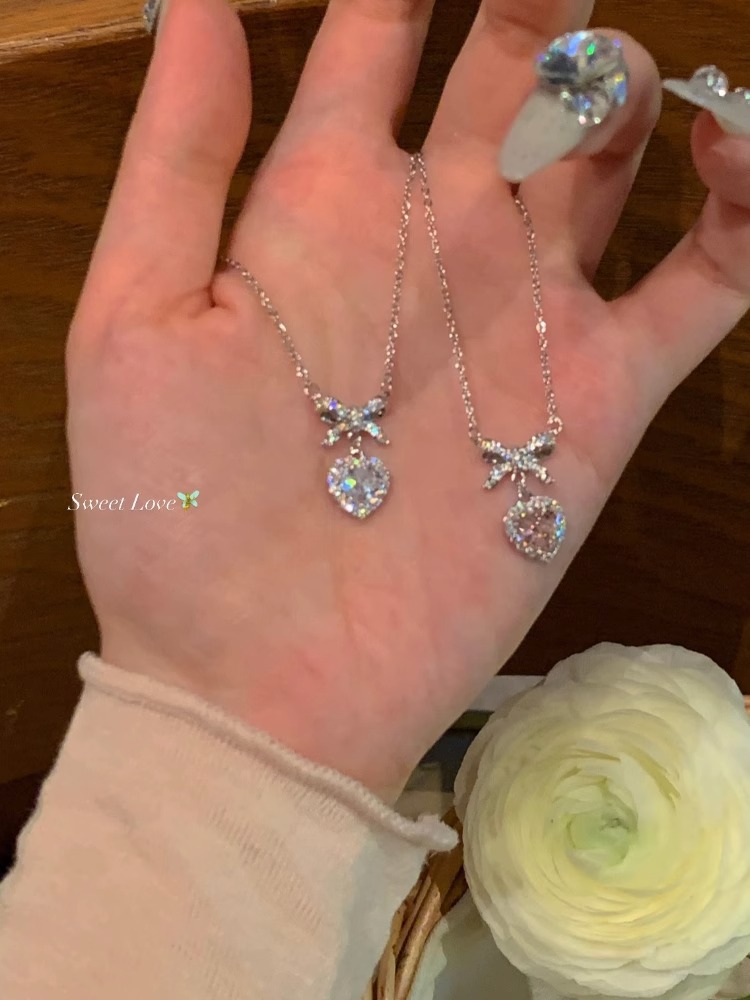 Bow heart-shaped zircon necklace, a light luxury and niche necklace for women with a design sense. 2023 new style collarbone chain Application Scenario