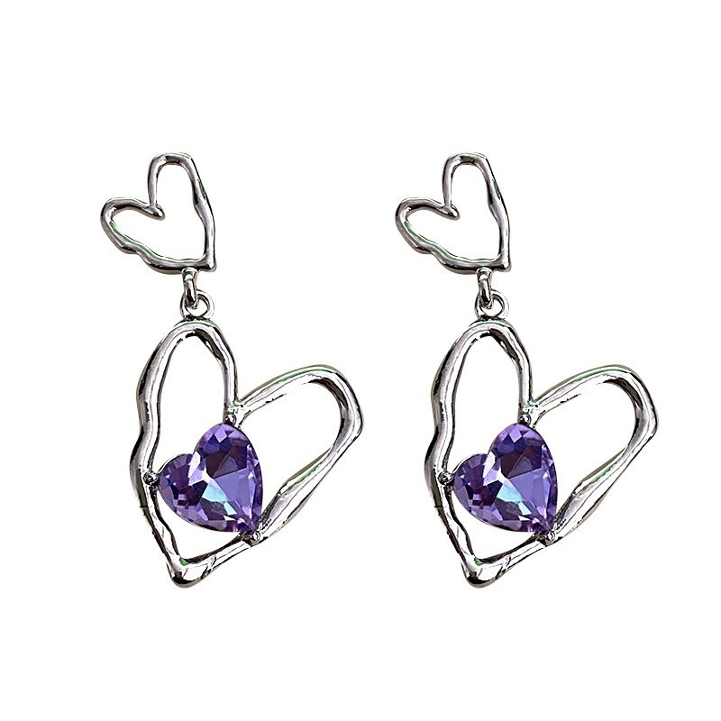 The "Hot Girl" ins light luxury heart-shaped Zircon stud earrings are a niche design for women. They are the latest trendy earrings in 2025, exuding a sense of sophistication Item Picture