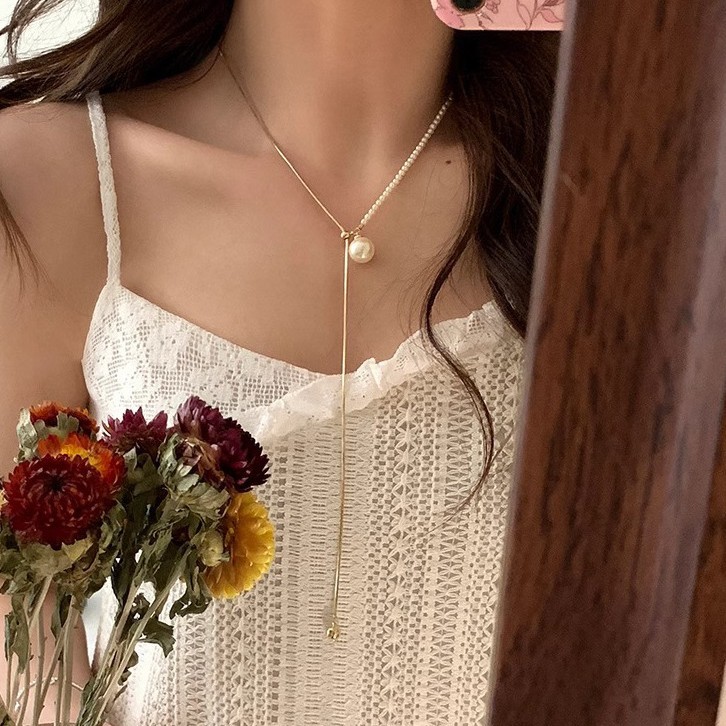 Pearl snake bone chain pull-out sweater chain for women, light luxury, niche style, simple and classic, versatile, elegant long necklace Application Scenario