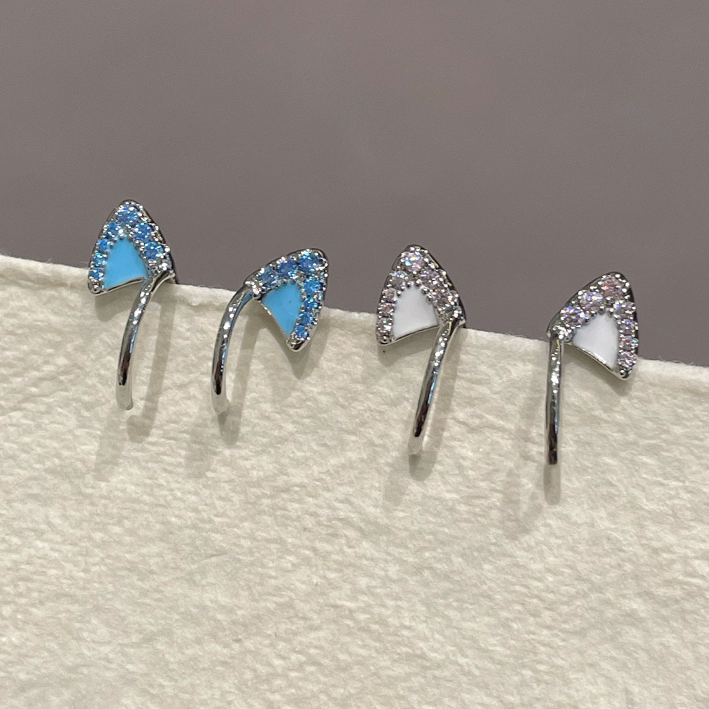 Japanese and Korean exquisite micro-inlaid pink zircon cat ear bone clips for girls, sweet and cute, no ear holes, no need for drilling ear clips and earrings Application Scenario